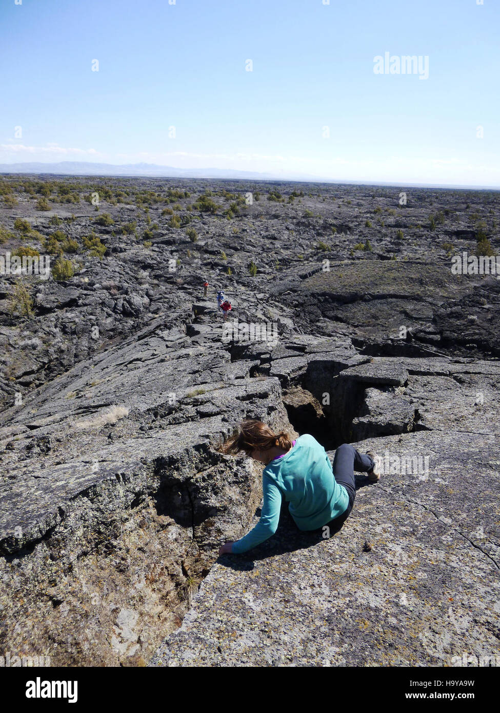 L’image montre un paysage lunaire accidenté de la collection de photographies lunaires de la NASA, avec les cratères sur la surface de la Lune vus depuis une crête. Cette photo haute résolution capture la beauté dure et aride du terrain lunaire. Banque D'Images