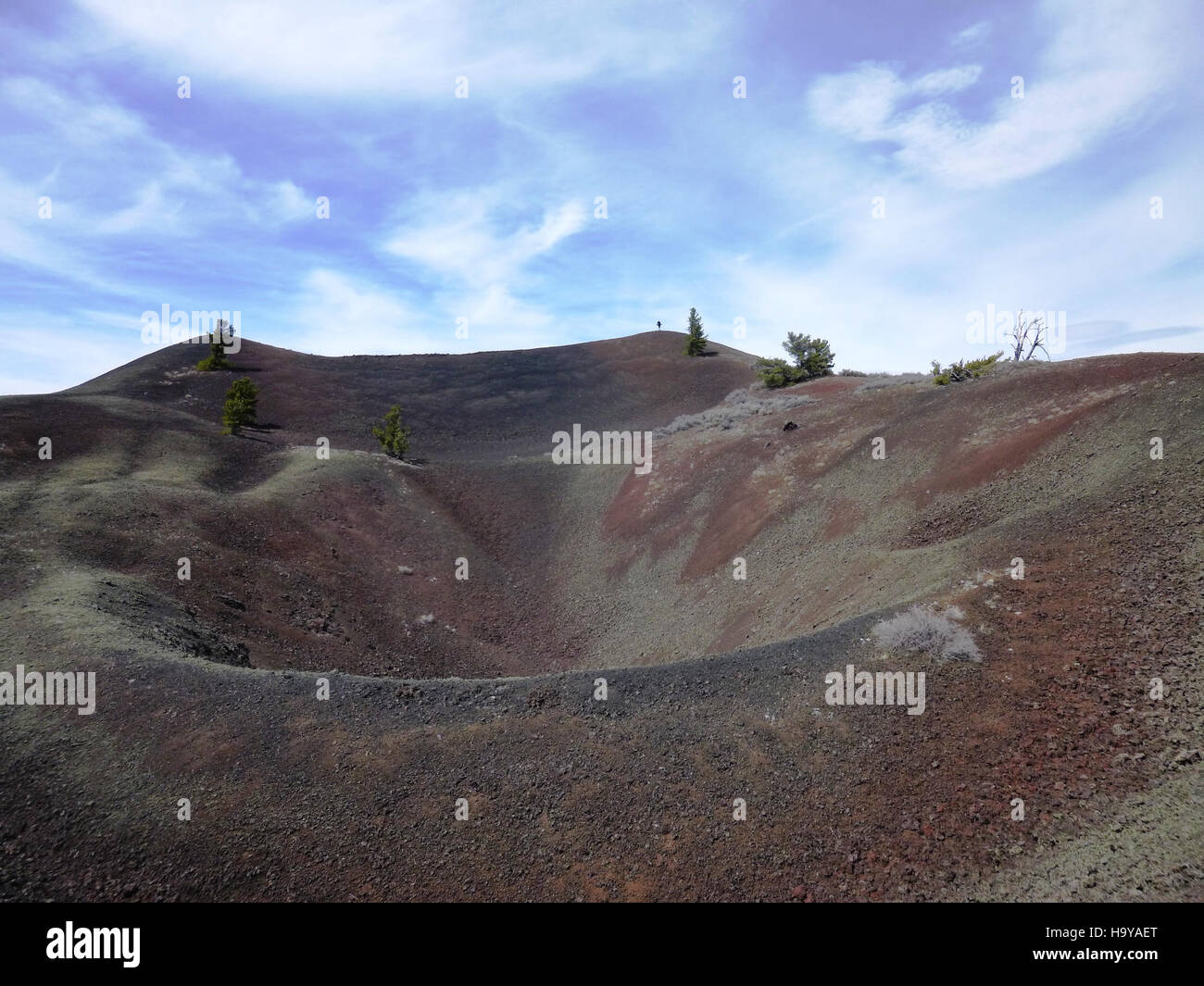 Cette photographie capture le paysage lunaire spectaculaire du monument national Craters of the Moon dans l'Idaho, aux États-Unis. Connue pour ses cratères volcaniques et ses formations géologiques uniques, la région est un site populaire pour la randonnée et l'exploration. Banque D'Images