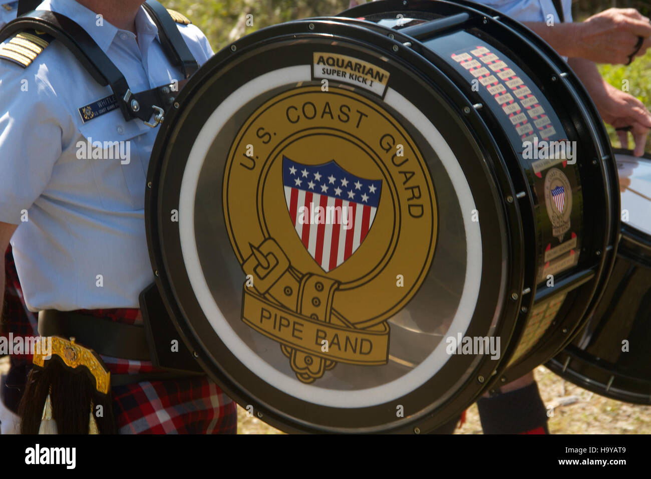 Cette image commémore le 72e anniversaire du cimetière britannique du Cape Hatteras National Seashore. Il montre une cérémonie de tambour à Pipe Band impliquant la marine britannique et canadienne, marquant un moment d'importance historique. Banque D'Images