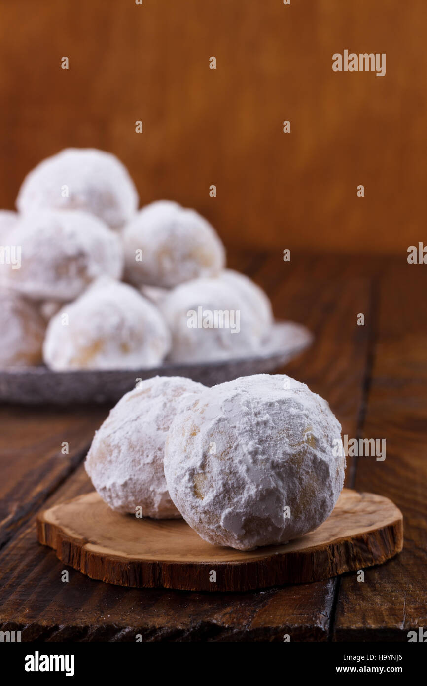 Les cookies de Noël traditionnel avec des amandes sur fond de bois foncé Banque D'Images