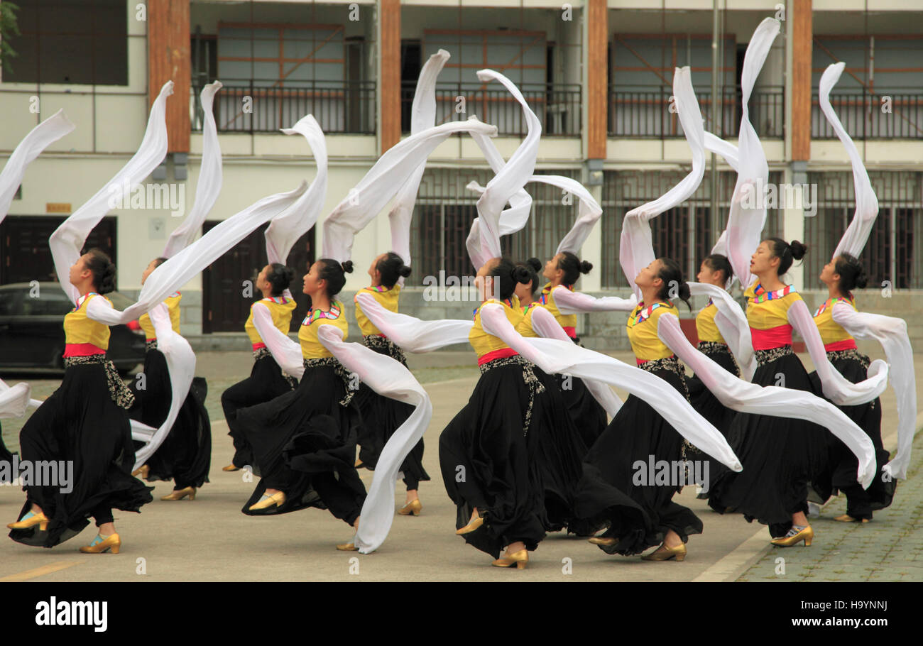 La Chine, Guangxi, Yangshuo, la danse des femmes, Banque D'Images