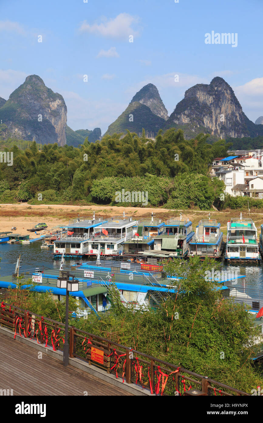 La Chine, Guangxi, Yangshuo, Li River, ville, bateaux, paysages, Banque D'Images