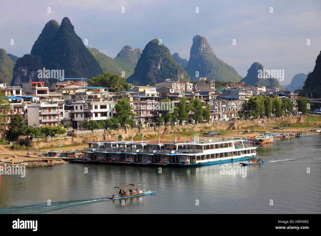 La Chine, Guangxi, Yangshuo, Li River, ville, bateaux, paysages, Banque D'Images