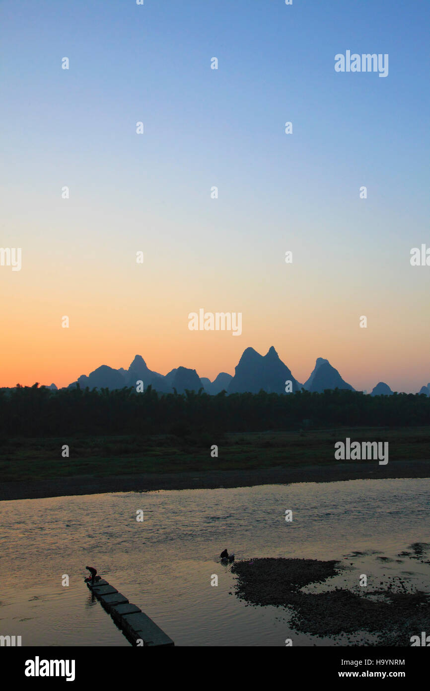 La Chine, Guangxi, Yangshuo, Li River, le lever du soleil, Banque D'Images