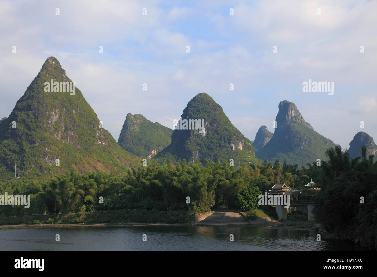 La Chine, Guangxi, Yangshuo, Li River, paysage karstique, collines calcaires, Banque D'Images
