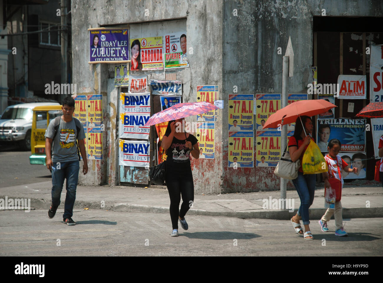 Les gens avec des parasols, Iloilo City, Philippines, Western Visayas Banque D'Images