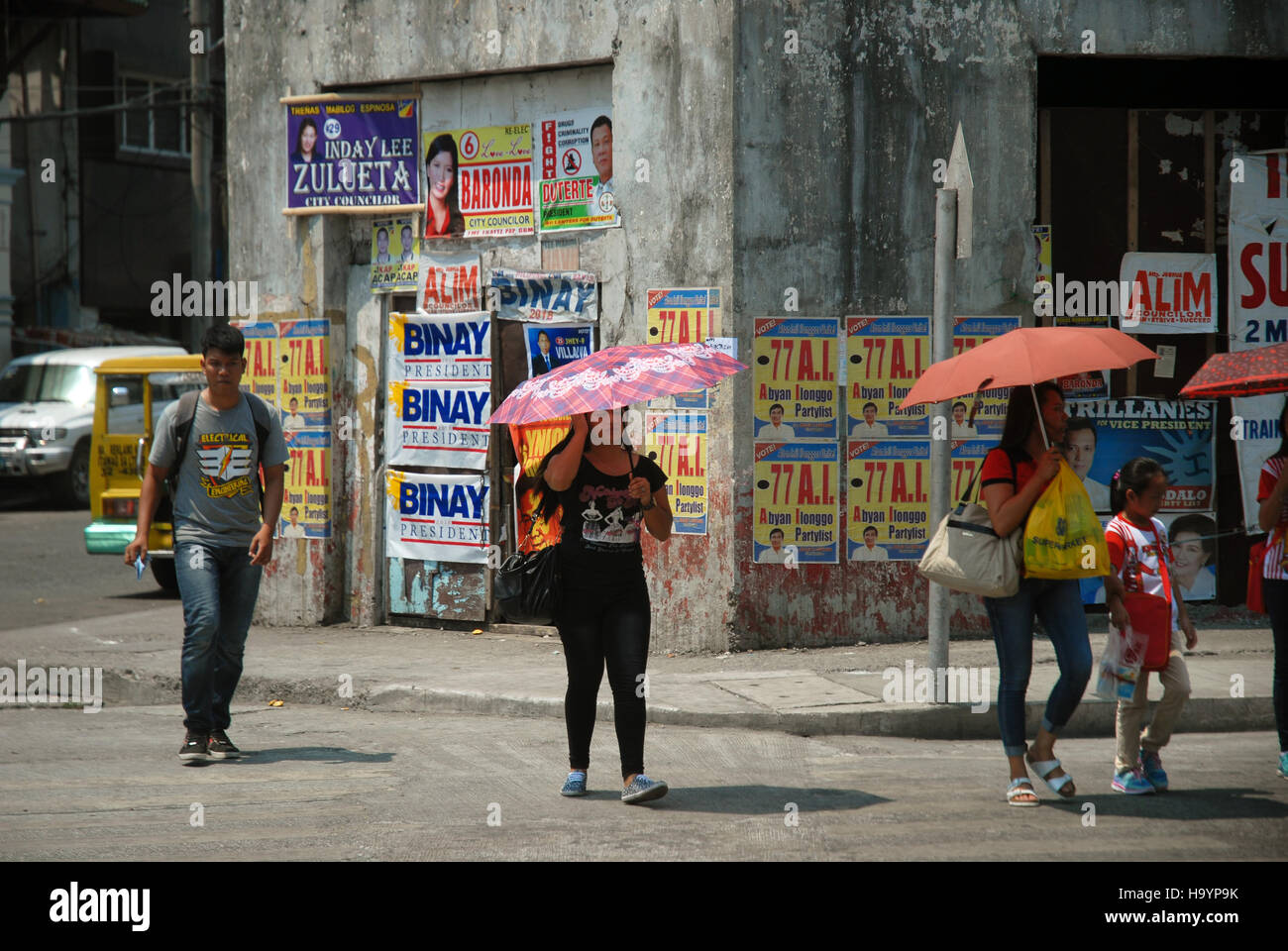 Les gens avec des parasols, Iloilo City, Philippines, Western Visayas Banque D'Images