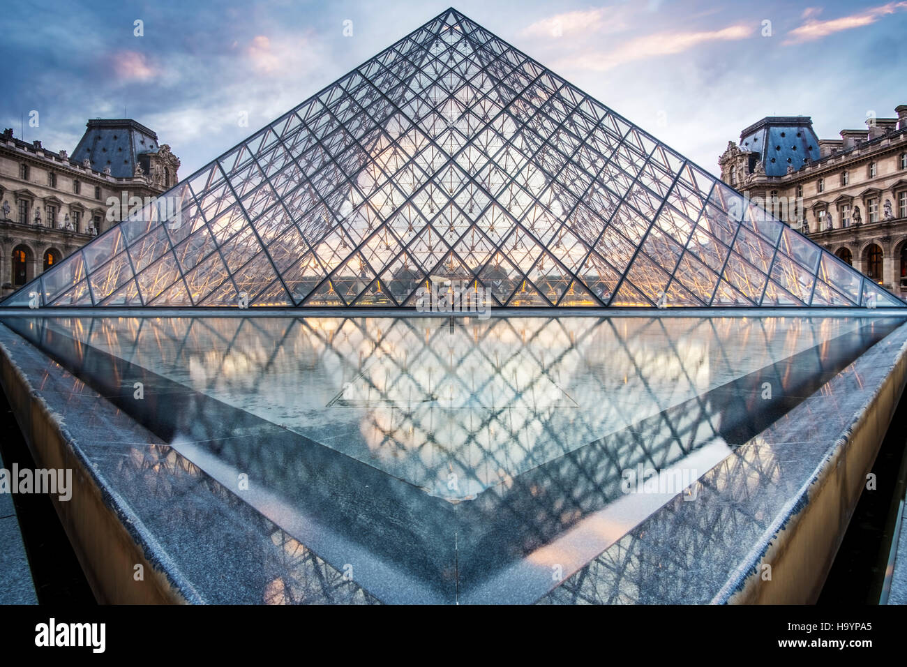L'entrée de la pyramide de verre du Louvre, conçue par l'architecte I.M. Pei. Soir tourné en été. Banque D'Images