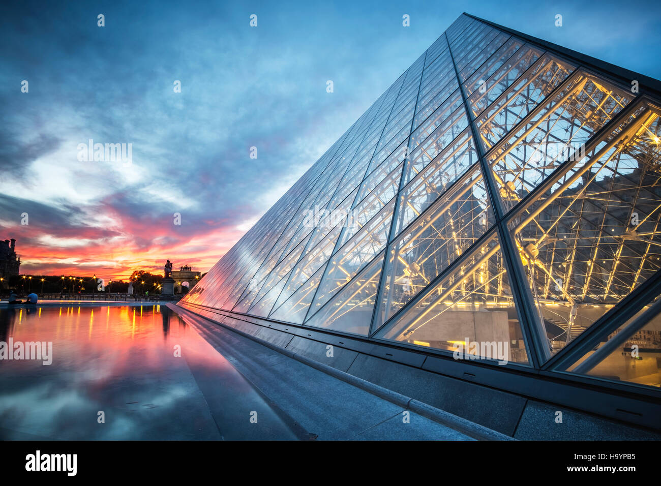 Coucher de soleil sur la pyramide de verre du Louvre, Paris Banque D'Images