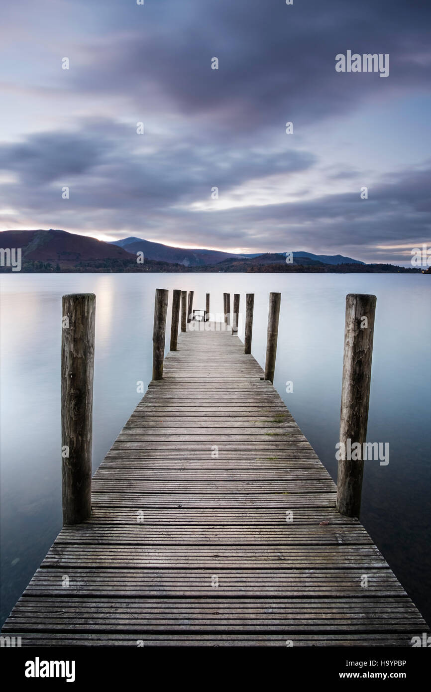 Une exposition longue, après le coucher du soleil à Ashness jetée sur l'extrémité sud de Derwent Water dans le Lake District, Cumbria Banque D'Images