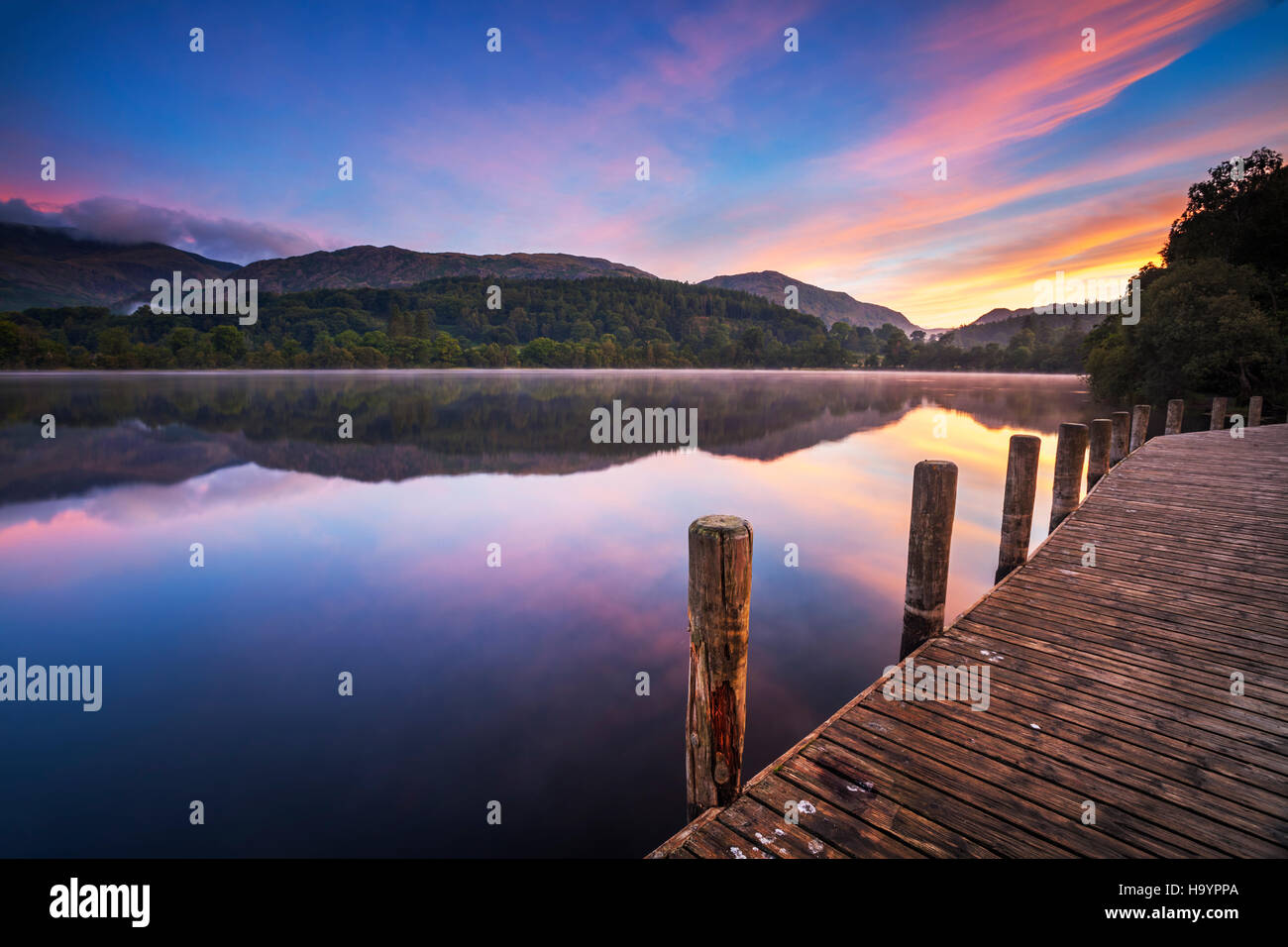 Lever de soleil sur l'eau, Coniston Lake District, Cumbria Banque D'Images