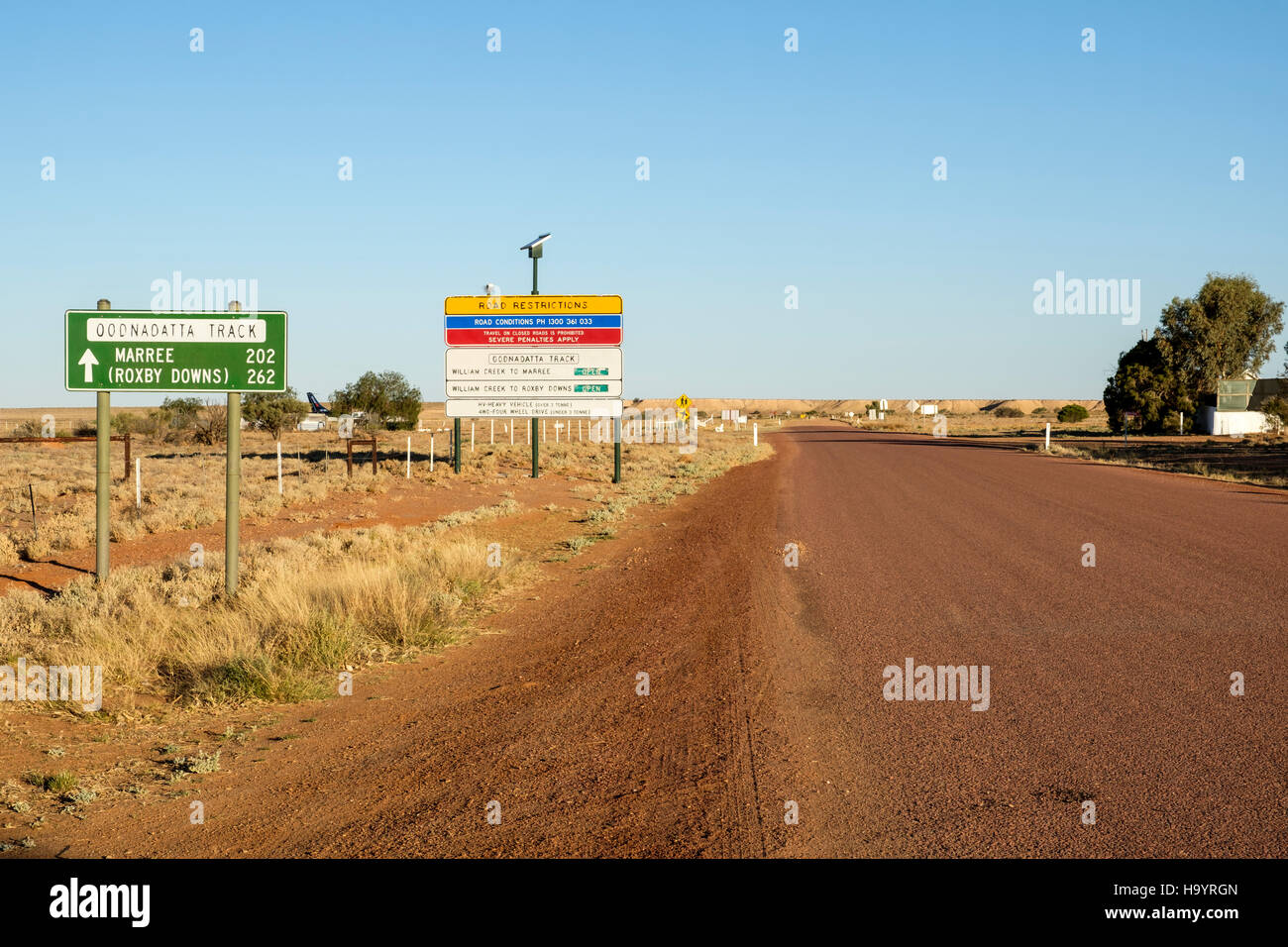 La signalisation routière sur l'Oodnadatta Track menant hors de la plus petite ville d'Australie, William Creek dans le sud de l'Australie de l'Outback. Banque D'Images