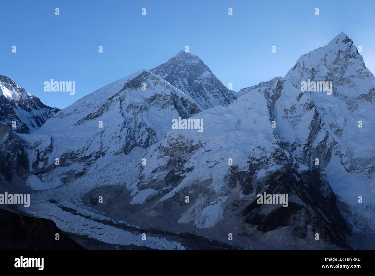 Vue de l'Everest (montagne noire au milieu) de Kala Patthar, 5 644,5 m (18 519 ft) Népal Banque D'Images Vue de l'Everest (montagne noire au milieu) de Kala Patthar, 5 644,5 m (18 519 ft) Népal Banque D'Images