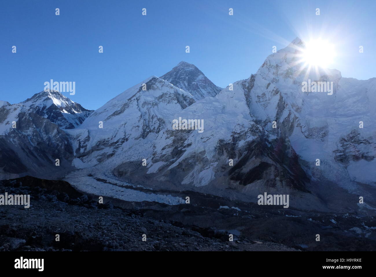 Vue de l'Everest (montagne noire au milieu) de Kala Patthar, ‎5 644,5 m (18 519 ft) Népal Banque D'Images