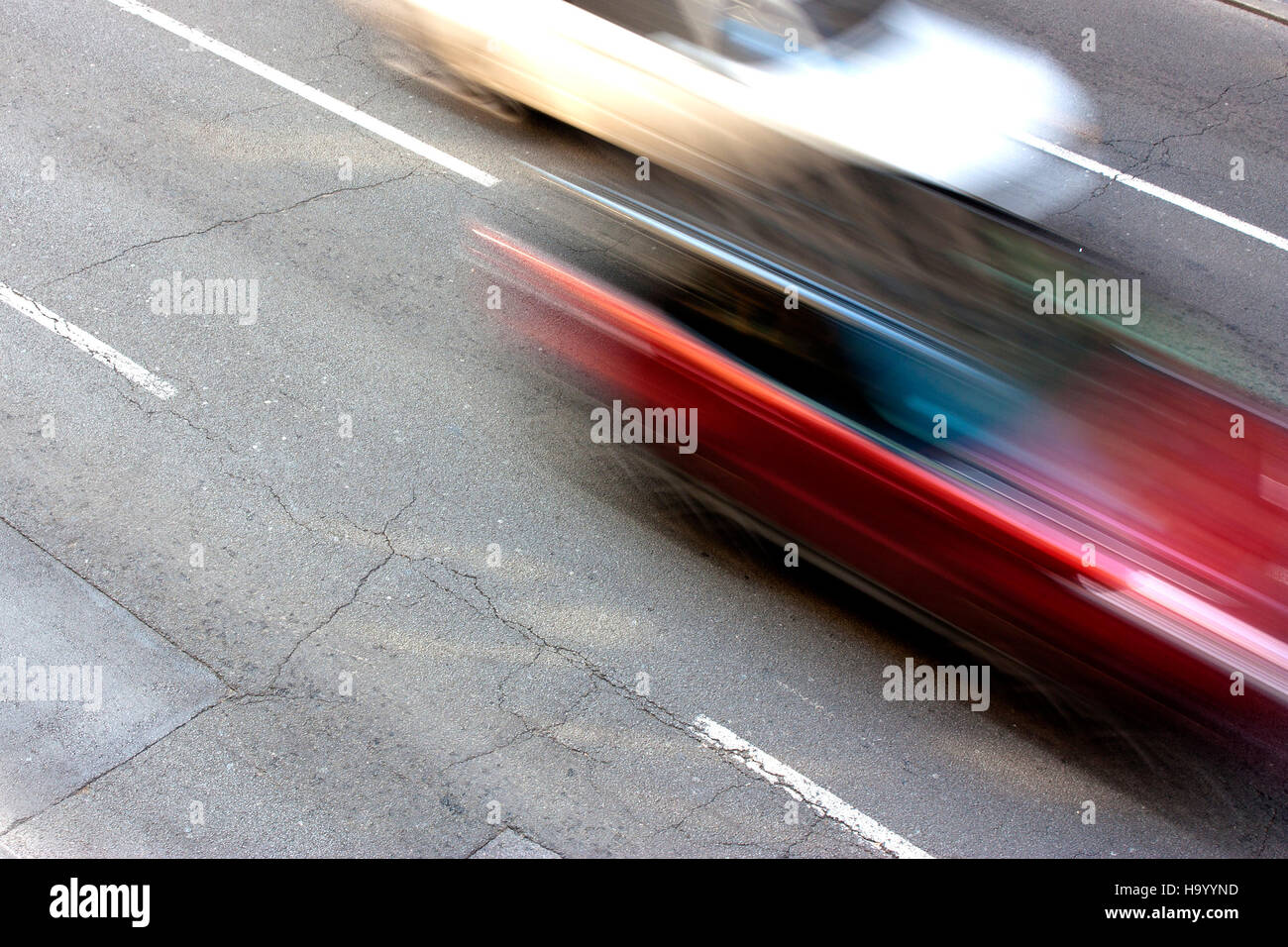 Deux voitures vitesse excessive sur la rue dans le motion blur Banque D'Images