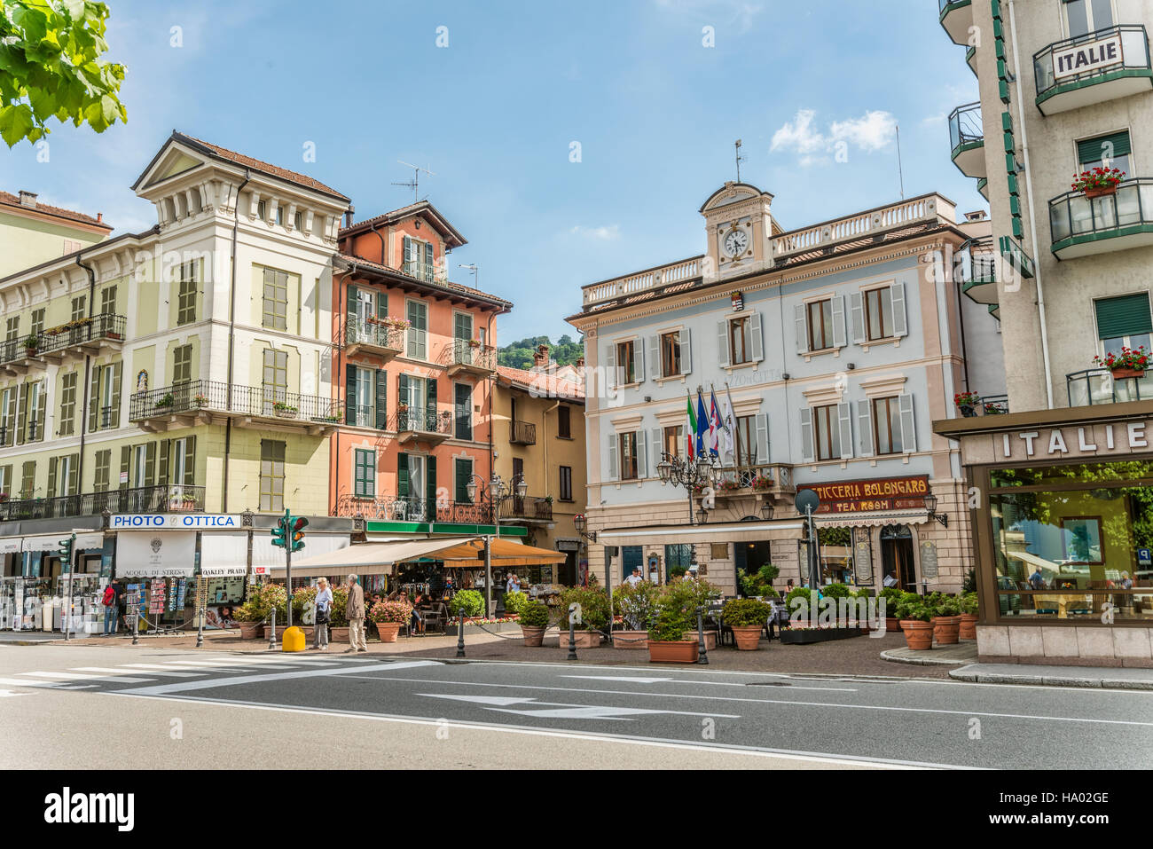 Piazza Giacomo Matteotti au bord de l'eau de Stresa à Lago Maggiore, Piemont, Italie Banque D'Images