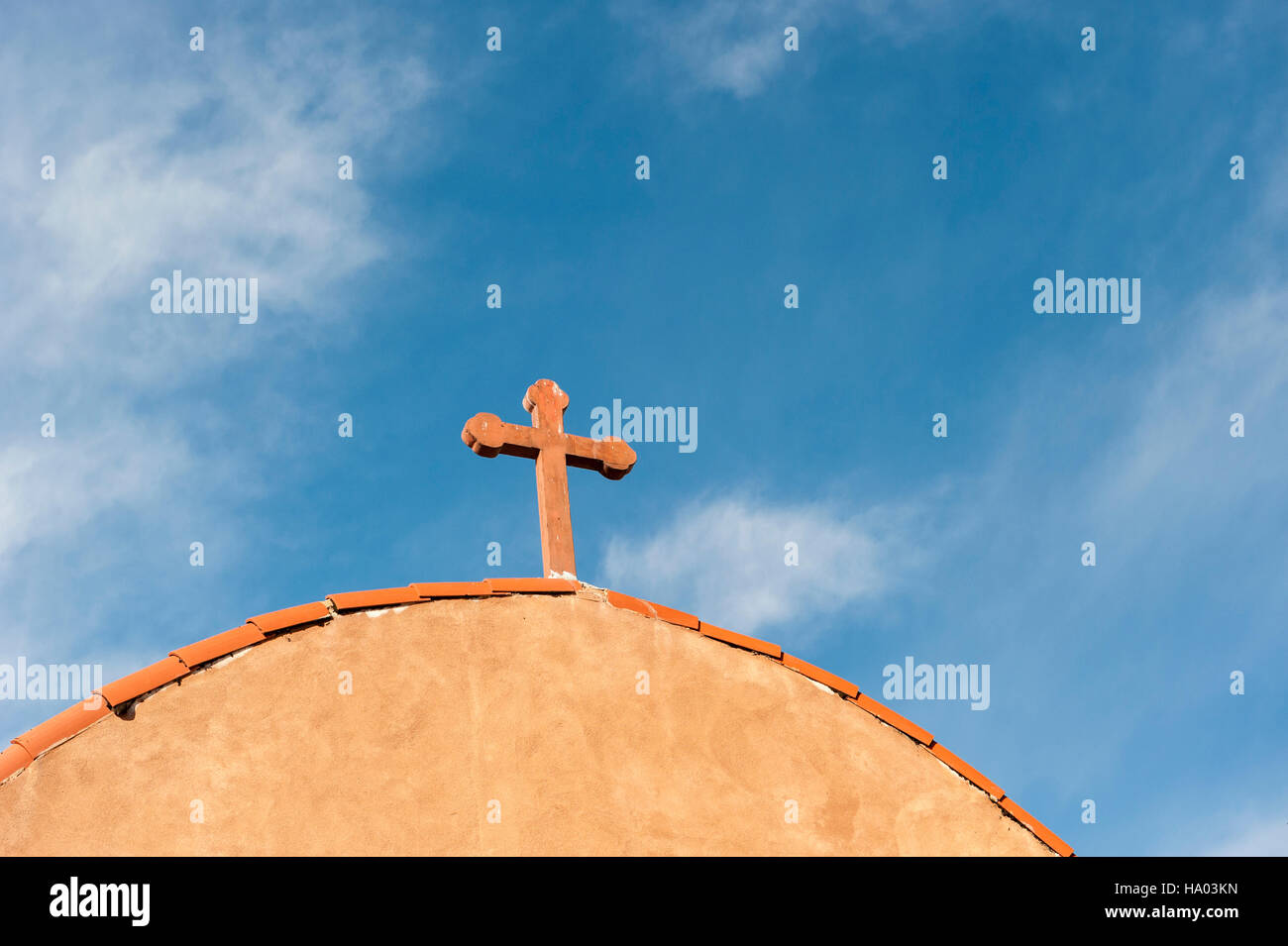 Croix de bois, crucifix au sommet d'une église typique de style adobe à San Antonio, comté de Socorro, Nouveau-Mexique, Etats-Unis Banque D'Images