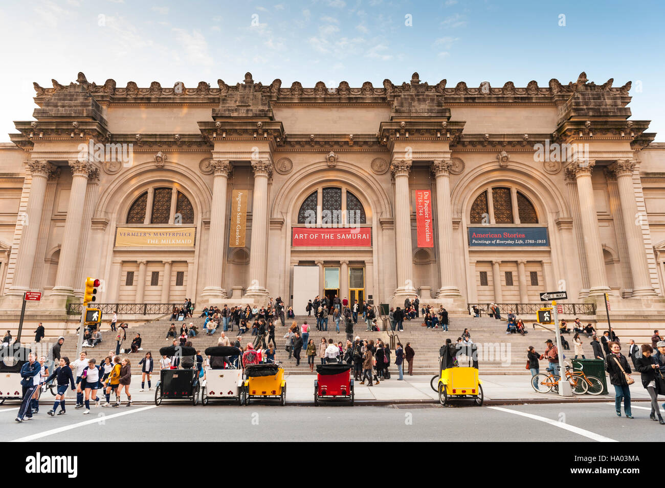 Manhattan, New York City, NY - de jour la vue avant du Metropolitan Museum of Art avec les touristes Banque D'Images