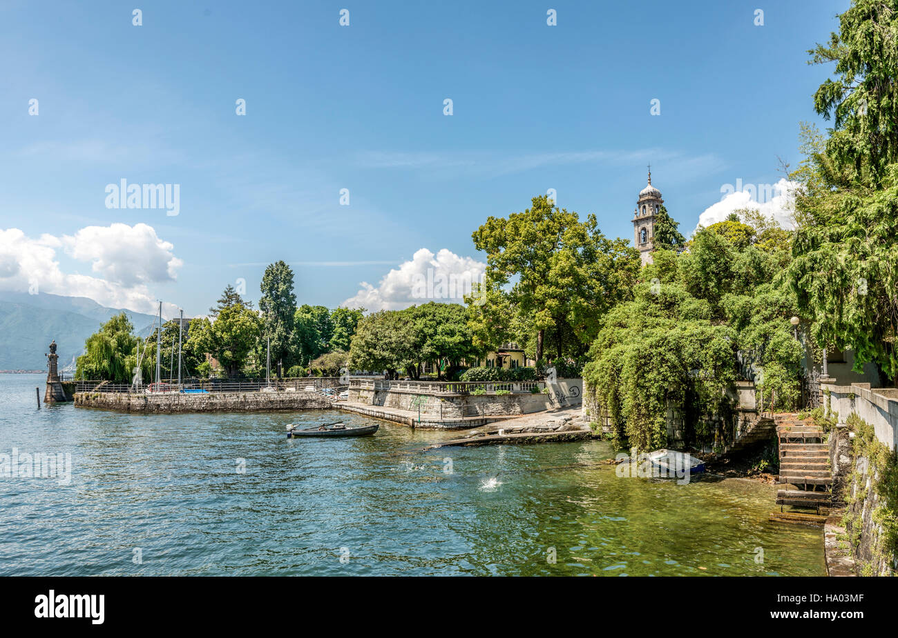 Front de mer de Pallanza au Lago Maggiore vu du bord de mer, Piemont, Italie Banque D'Images