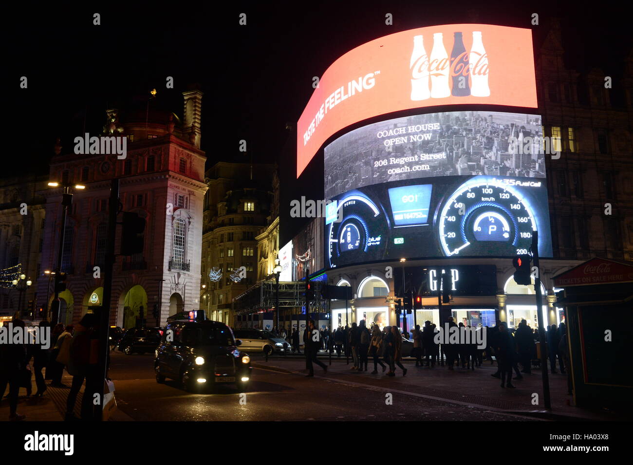 Certaines annonces sur l'affichage sur le célèbre panneau d'affichage TV à Piccadilly Circus, Londres, comme une coupure de courant a plongé certaines parties du centre de Londres dans l'obscurité. Banque D'Images