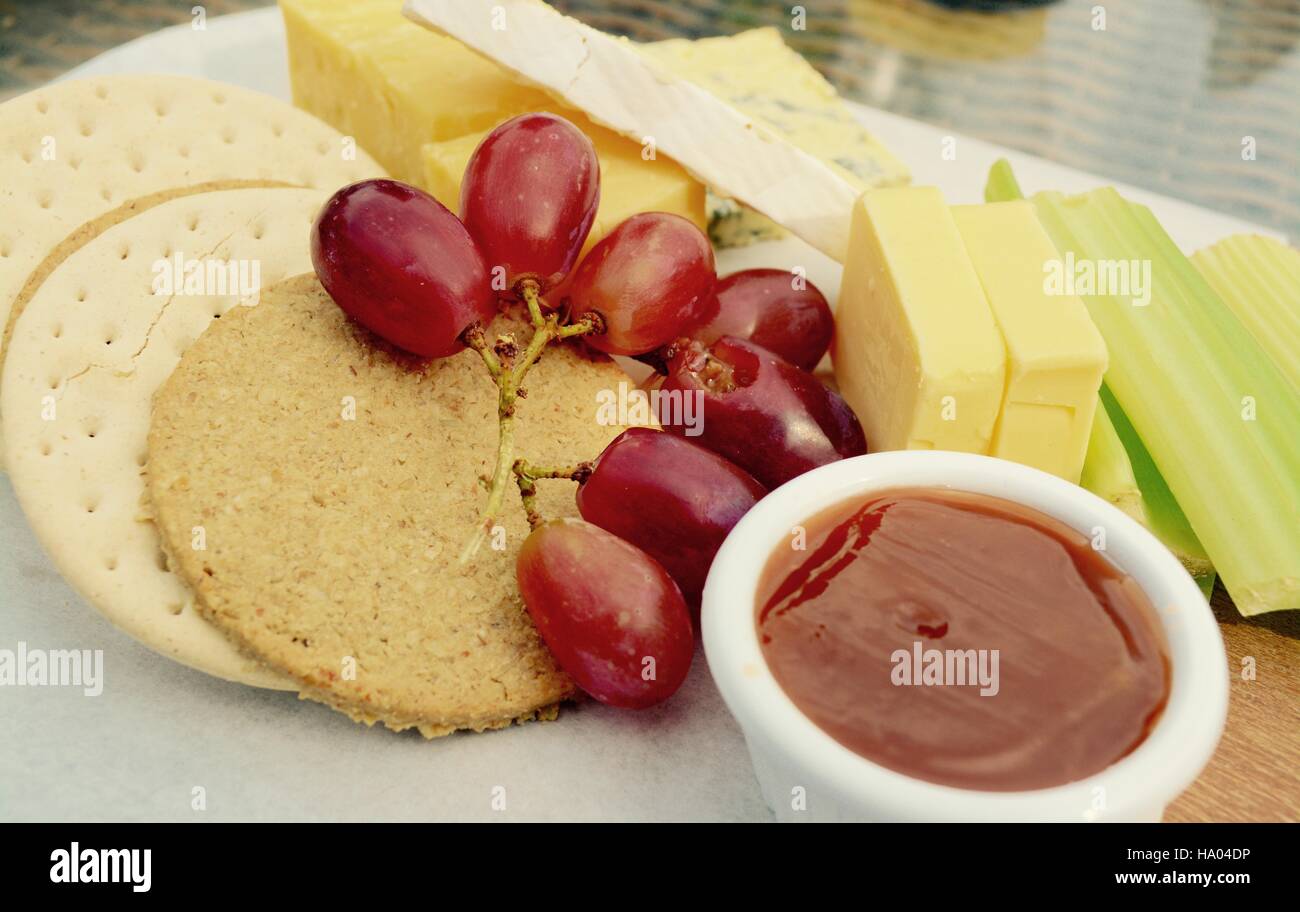 Sélection de fromages et de biscuits - filtre appliqué Banque D'Images