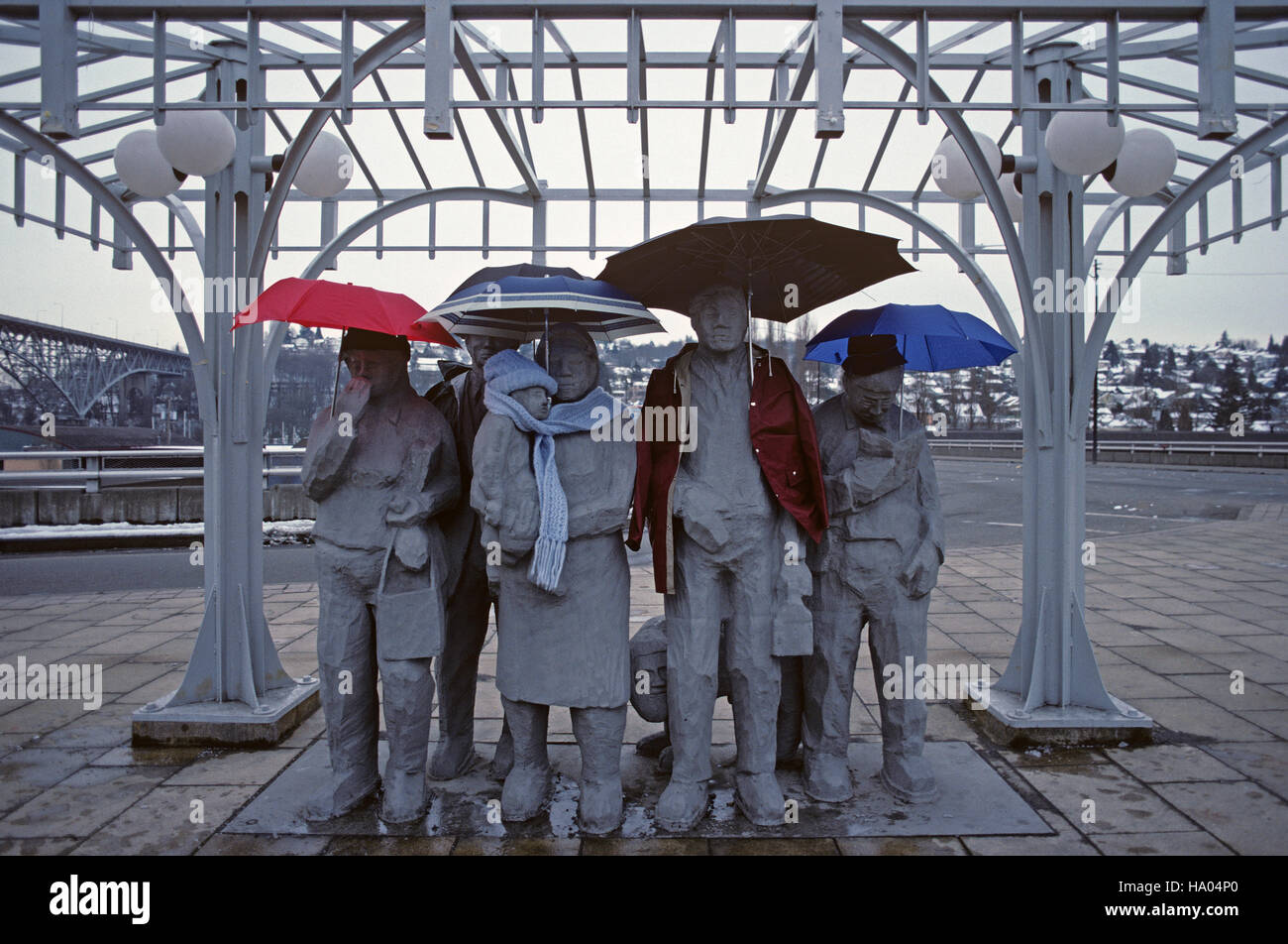 Statues de Fremont en attente de l 'artiste' Interurbain Richard Beyer avec parasols et des vestes en attendant le bus Fremont Seattle Banque D'Images