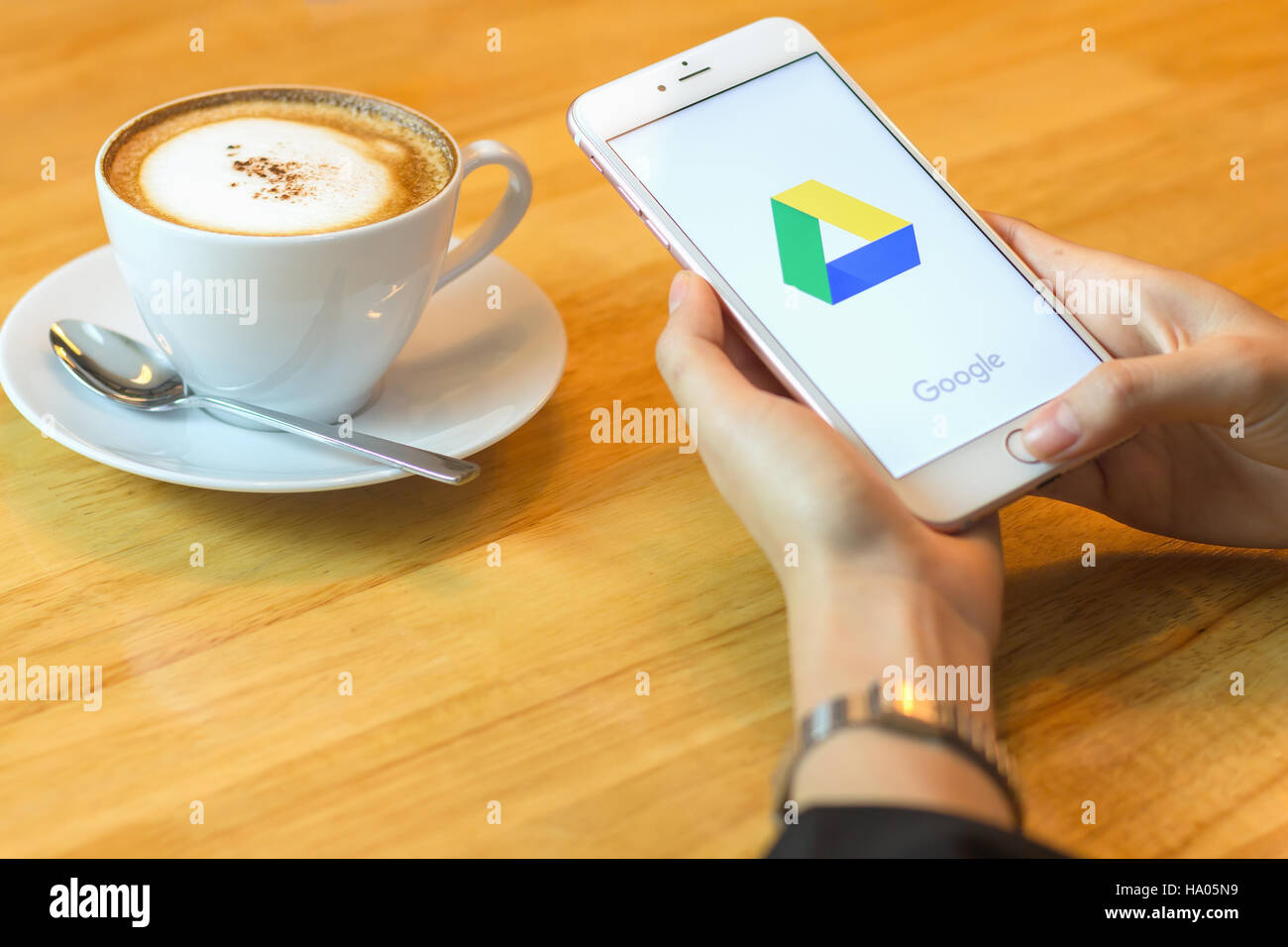 Thaïlande - BANGKOK, 25 juin 2016 : l'iPhone6s avec service de réseau social Google Plus à l'écran. L'iPhone 6S a été créé et développé par l'Appl Banque D'Images