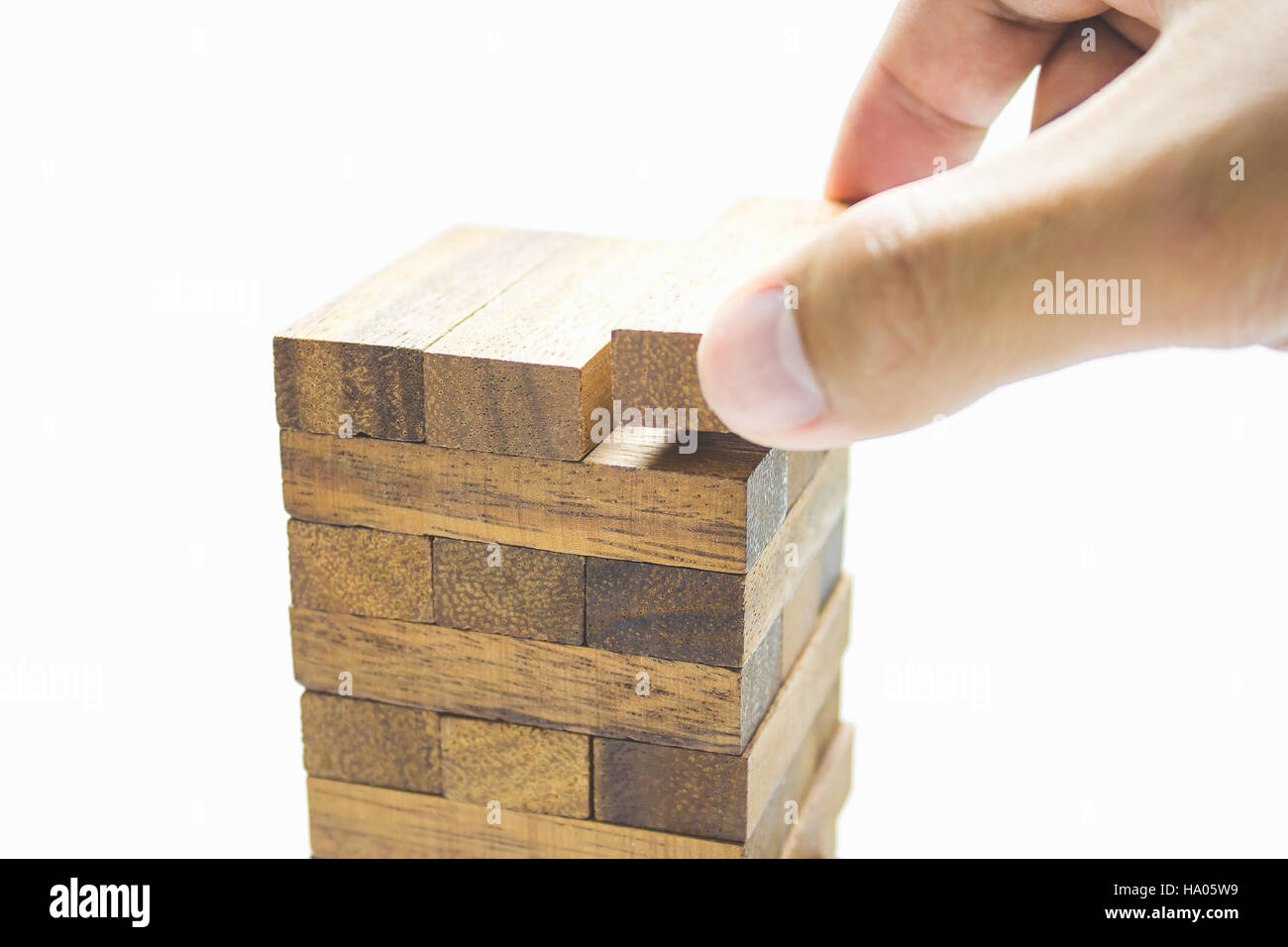 La planification, la stratégie et des risques en affaires, homme d'affaires de placer le jeu de cubes en bois sur une tour Banque D'Images