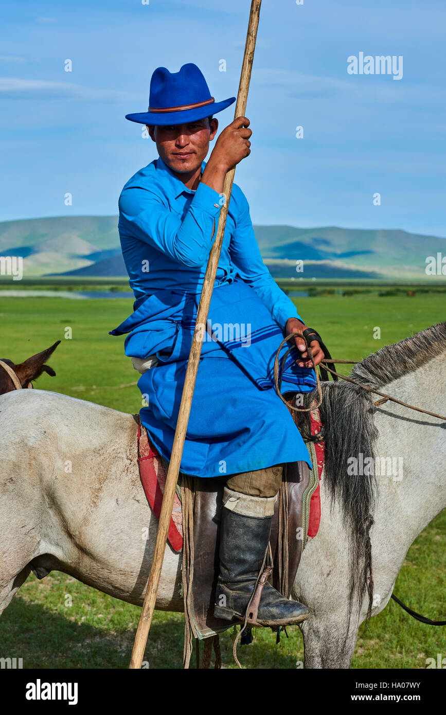La Mongolie, province de Bayankhongor, Lantern, fête traditionnelle, portrait d'un jeune homme en costume traditionnel, deel Banque D'Images