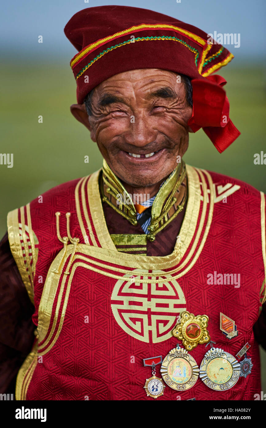 La Mongolie, province d'Uvs, l'ouest de la Mongolie, nomade mariage dans la steppe, portrait d'un vieil homme de groupe ethnique Dorvod Banque D'Images