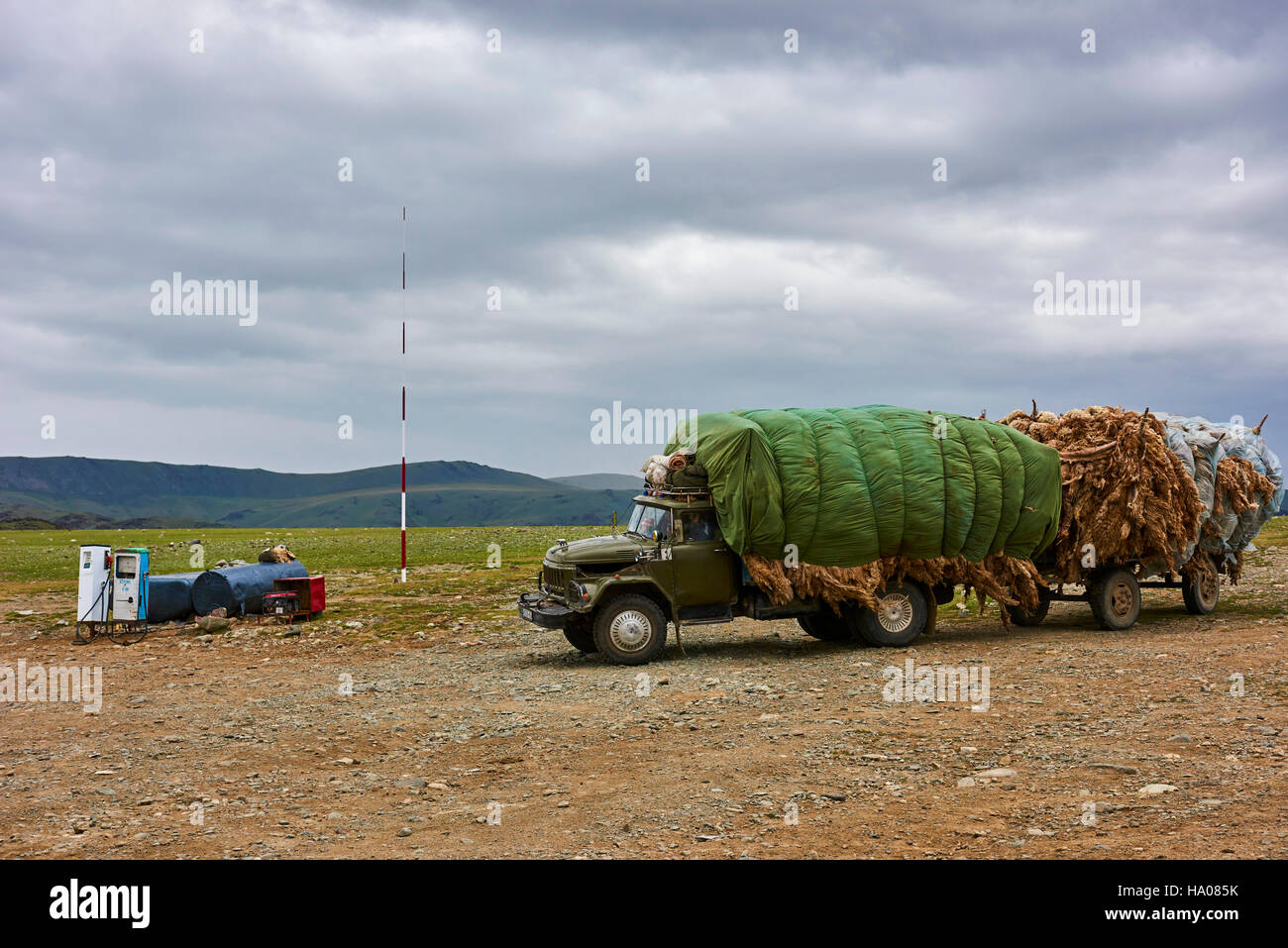 La Mongolie, Bayan-Ulgii province, l'ouest de la Mongolie, un camion surchargé avec la laine à pompe essence Banque D'Images