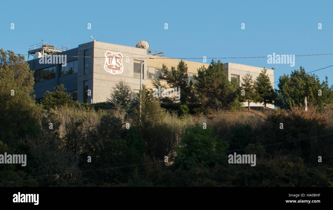 Le Service forestier de l'USDA soutient la résilience environnementale, y compris les efforts de réponse aux catastrophes comme le tremblement de terre de 2014 en Californie. Leurs efforts dans la région du Pacifique comprennent la préservation des forêts, la prévention des feux de forêt et la gestion des ressources naturelles. Banque D'Images