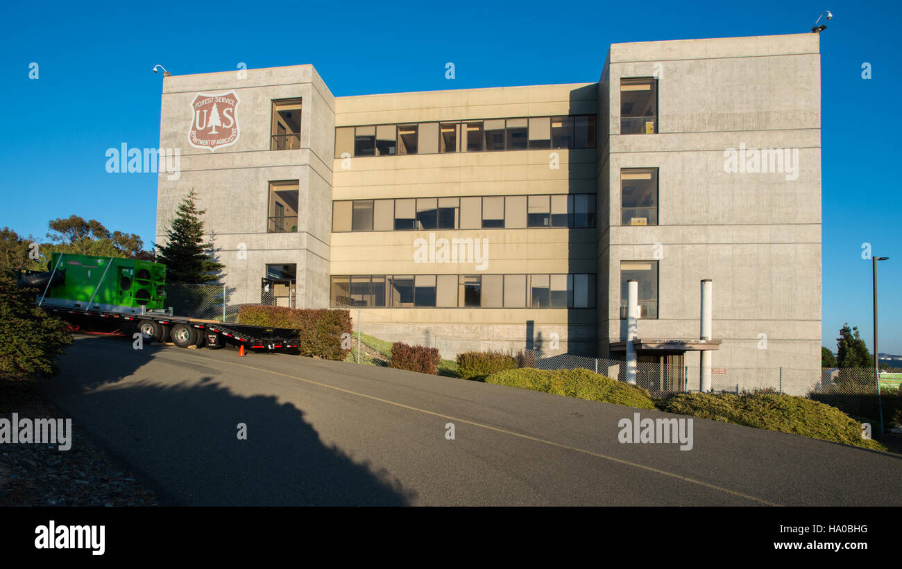 Le Service forestier de l'USDA collabore avec les agences régionales pour gérer les terres dans la région du Pacifique. Il s’agit notamment de relever les défis environnementaux, tels que les catastrophes naturelles comme les tremblements de terre, et de promouvoir les efforts de conservation et de résilience des forêts. Banque D'Images