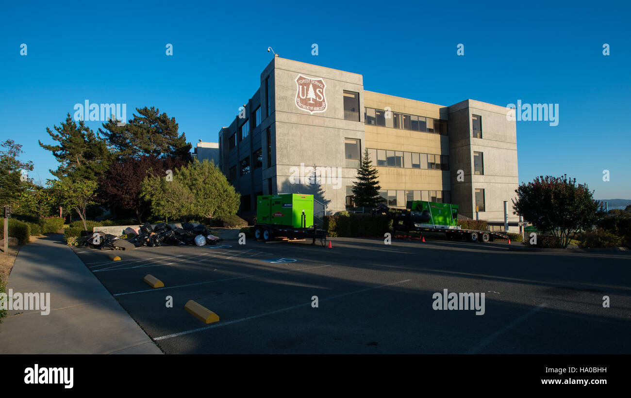 Le Service forestier de l’USDA dans la région Pacifique de la Californie gère les forêts nationales, assurant la prévention des incendies, la conservation des terres et la gestion des écosystèmes. Leur travail comprend la surveillance de la santé des forêts et la réponse aux catastrophes naturelles comme les tremblements de terre pour protéger les ressources naturelles et la sécurité publique. Banque D'Images