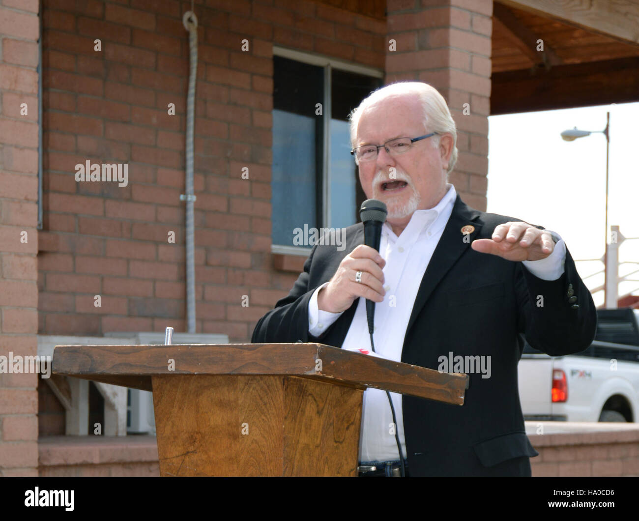 Cette image illustre un processus d'inspection du bétail mené par l'USDA pour assurer la sécurité et la santé du bétail. L'USDA travaille à la gestion de la santé du bétail par des inspections rigoureuses et des mesures de sécurité dans l'ensemble des installations. Banque D'Images