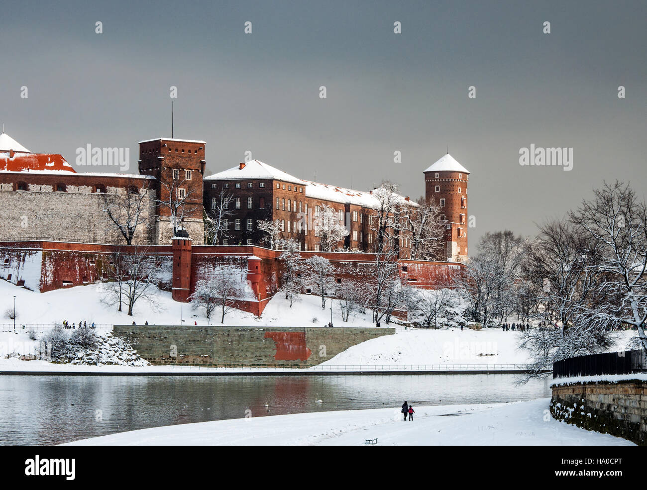 Fragment de l'historique royal de Wawel avec Sandomierska Tower et défensives wail à Cracovie, en Pologne, avec la rivière Vistule Banque D'Images