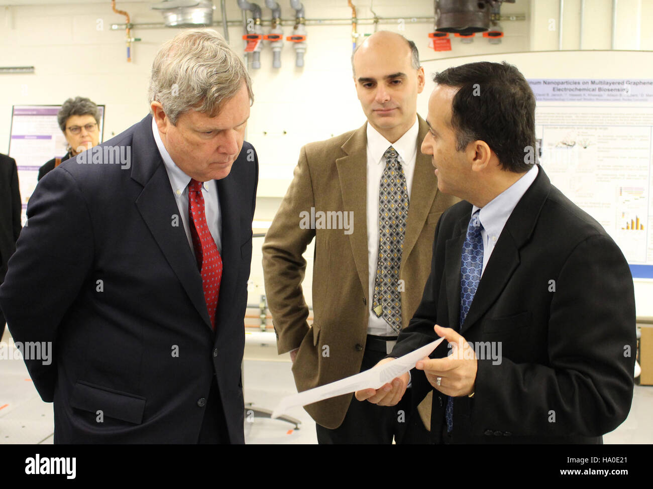 Le secrétaire à l'Agriculture Tom Vilsack et des représentants de l'Université ont visité des installations de recherche, en se concentrant sur l'innovation agricole, la science et la technologie pour faire progresser le secteur agricole américain. Banque D'Images