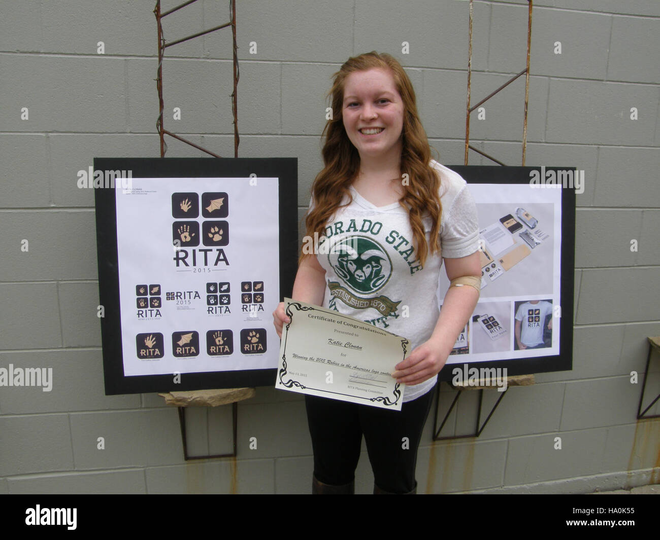 Katie Clonan, étudiante de l'Université d'État du Colorado, est récompensée pour son logo gagnant, mettant l'accent sur la créativité et l'innovation dans les arts graphiques Banque D'Images