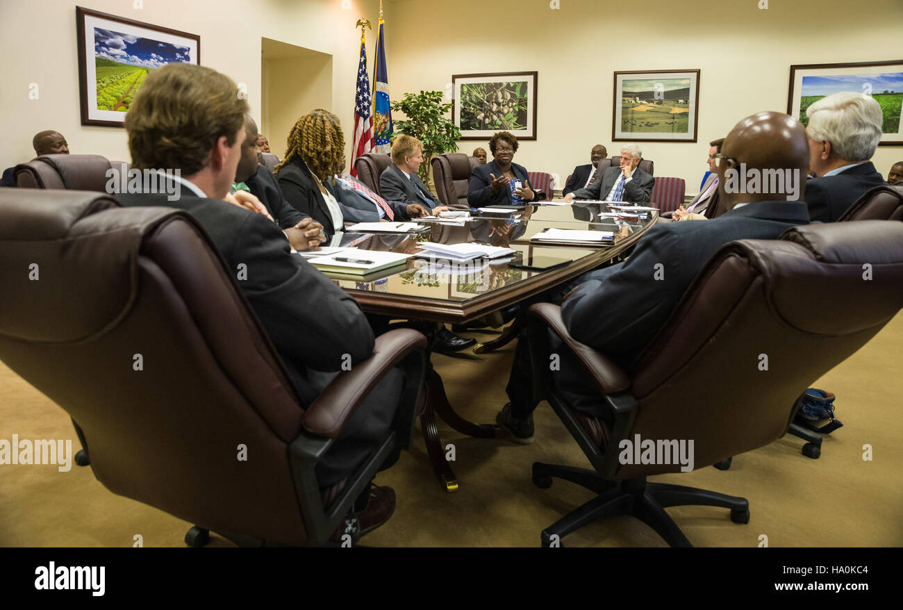 Le Center for Heirs Property protection travaille à assurer une gestion durable des terres et des pratiques forestières, en promouvant la conservation des terres et le soutien aux propriétaires fonciers par le biais de programmes de l'USDA. Cela contribue à protéger les ressources environnementales et agricoles. Banque D'Images