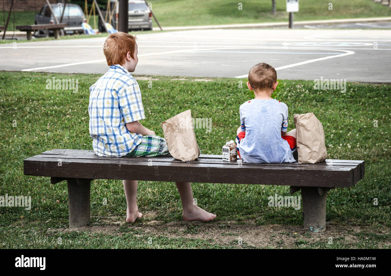 Usdagov 19945608084 Deux jeunes garçons appréciant le déjeuner près de leur maison dans le comté de Knox, Ky Banque D'Images