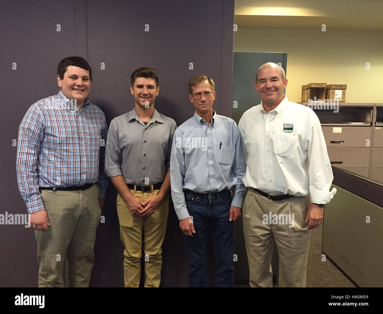 Joe Dionne et Elliot Alexander, stagiaires d'été, travaillent aux côtés de Phil Bricker, adjoint à la Division de l'inspection des cultures spéciales. Ils aident à l'inspection des fruits et des cultures spéciales, en mettant l'accent sur le contrôle de la qualité et les normes agricoles pour assurer la salubrité et la durabilité de l'approvisionnement alimentaire. Banque D'Images