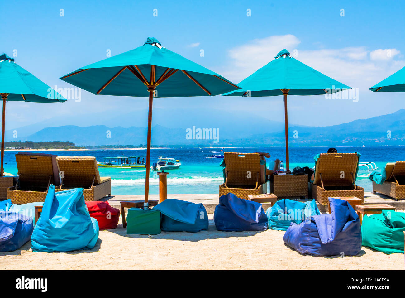 Des parasols de chaises longues sur la plage de sable à contre Ciel et Mer Banque D'Images