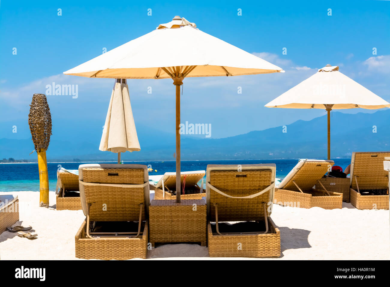 Des parasols de chaises longues sur la plage de sable à contre Ciel et Mer Banque D'Images