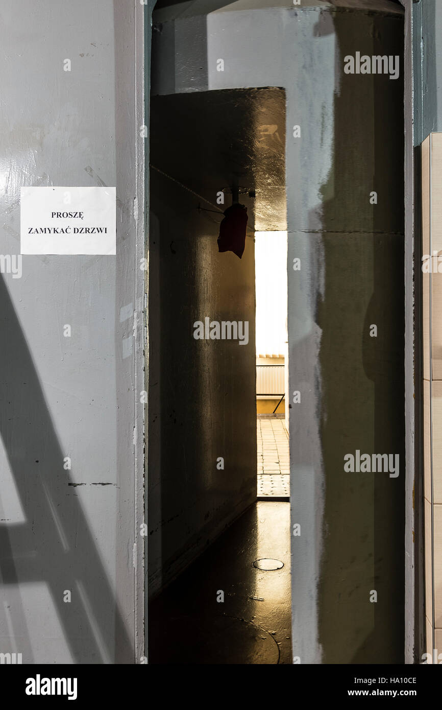 Une entrée par un épais mur métallique menant à l'AIC-144 dans le Cyclotron Cyclotron Bronowice Centre à l'Institut de physique nucléaire à la P Banque D'Images