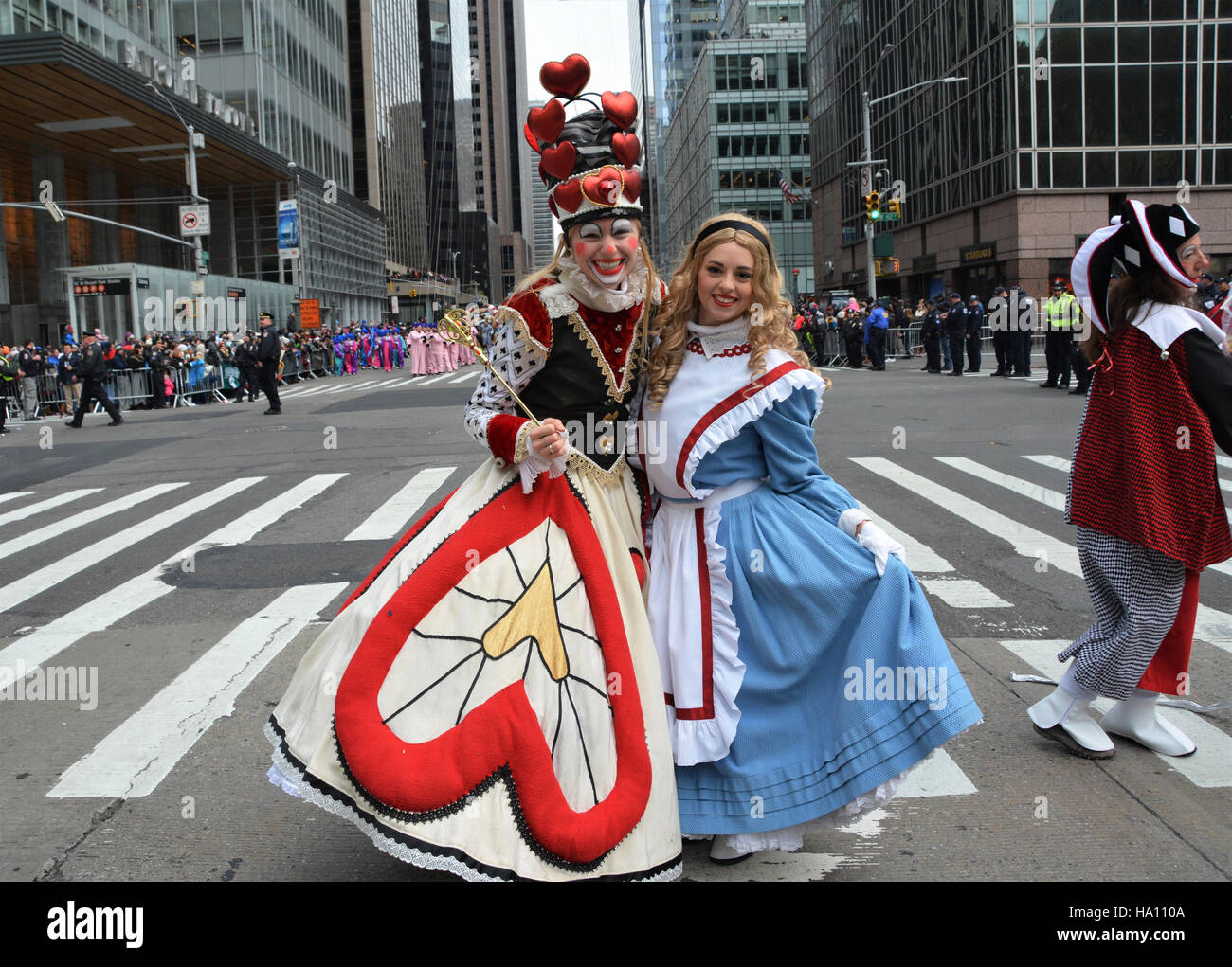La reine de Cœur avec Alice au Pays des Merveilles Photo Stock - Alamy