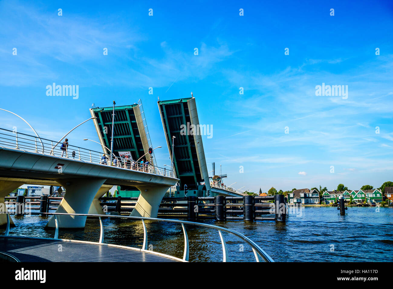 Pont moderne être ouverte à plus de Zaandijk la rivière Zaan aux Pays-Bas Banque D'Images