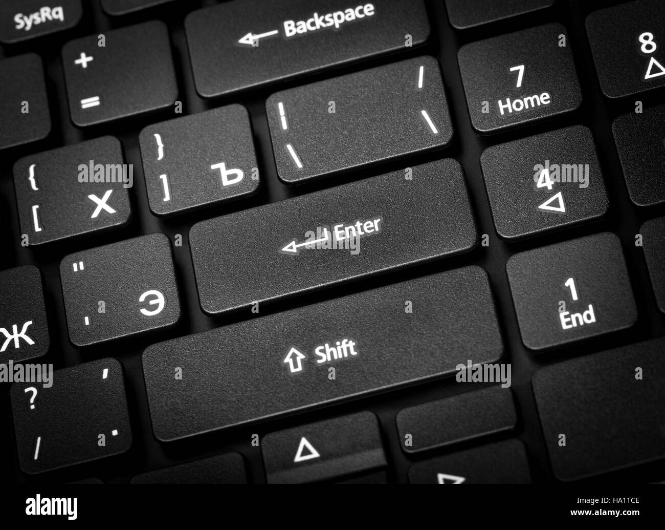 Collection électronique - clavier d'ordinateur portable avec lettre russe. L'accent mis sur la touche Entrée. Banque D'Images