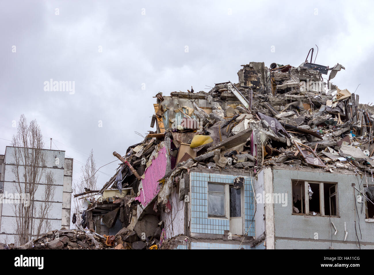 Démolition de bâtiments en milieu urbain. Maison en ruines. Banque D'Images