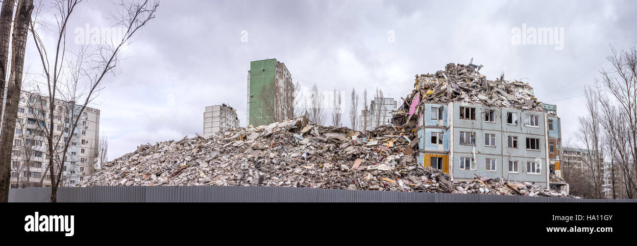 Démolition de bâtiments en milieu urbain. Maison en ruines. Banque D'Images