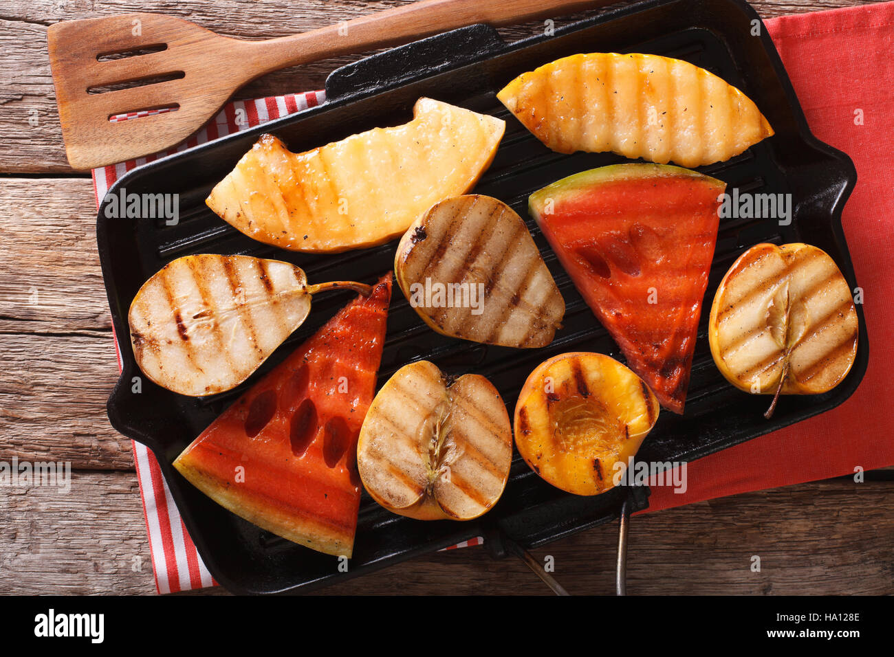 L'alimentation saine : pomme, poire, melon, pastèque et pêche sur un gril macro. vue horizontale d'en haut Banque D'Images